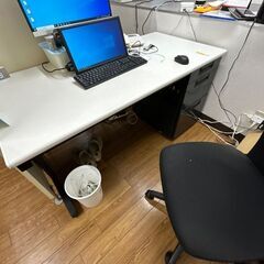 オフィス机 2つあります