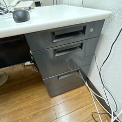 オフィス机 2つありますの画像