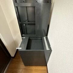 オフィス机 2つありますの画像