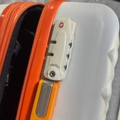Mサイズ 63L キャリーケース（鍵無し品）の画像