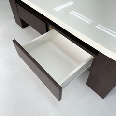 【美品‼️】定価24,900円♪ ニトリ 120cm幅センターテーブル(デイジー) ローテーブル 引き出し付き 鏡面仕上げホワイト×木目調ダークブラウン♪の画像