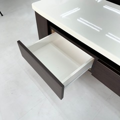 【美品‼️】定価24,900円♪ ニトリ 120cm幅センターテーブル(デイジー) ローテーブル 引き出し付き 鏡面仕上げホワイト×木目調ダークブラウン♪の画像