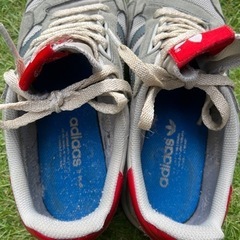 adidasスニーカーの画像