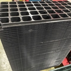 🌷 セルの苗床 排水ホール付110枚まとめ売切り2-2【農機具地域最大級 高価買取＆販売 アールワン田川】の画像