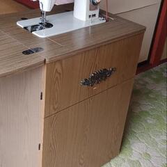 古いブラザー製の足踏みミシンの画像