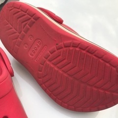 クロックスのキッズ用サンダル19.5㎝ 赤  ジビッツ付きの画像