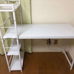 [山善] パソコンデスク オフホワイト（ラック付き、2口コンセン）の画像