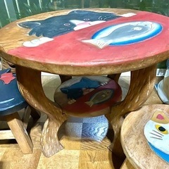 ネコの丸テーブルセット　猫がかわいい。丸テーブル1、丸椅子2個　の画像