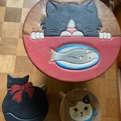 ネコの丸テーブルセット　猫がかわいい。丸テーブル1、丸椅子2個　
