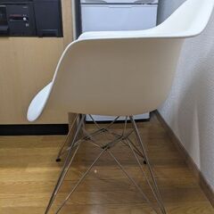 ホワイト ハーマンミラー風 アームシェルチェア　ダイニングチェアの画像