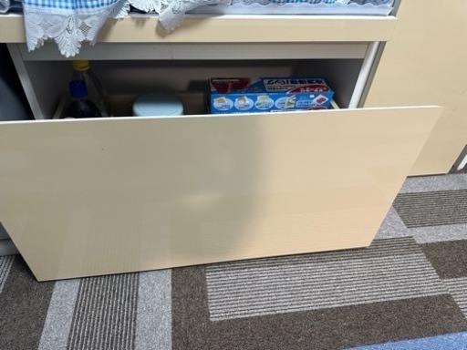 廃棄日確定　白い食器棚　棚