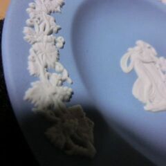 ★WEDG WOOD,ウエッジウッド、★イギリスロンドン、★灰皿、未使用箱入り（箱は多少傷）⭐立体感ある装飾でとても綺麗です、🌟お願いいたします、お問い合わせ前にプロフィールをお読み頂きます様お願いいたしますの画像