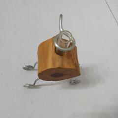 「値下げしました」自然木とアルミとガラス容器の一輪挿しの画像