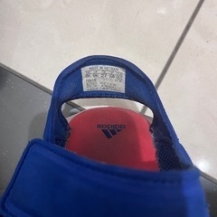 adidas サンダルの画像