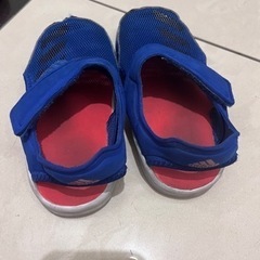 adidas サンダルの画像
