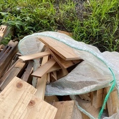 端材　切れ端　材料　解体材など焚き火などにの画像