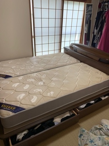 ベッド　クイーンサイズ　(美品マットレス付き)