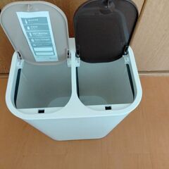 フタ付き分別ゴミ箱の画像