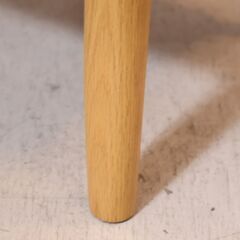 老舗家具メーカーHAMAMOTO(浜本工芸)のNo.4300 オーク材 スツールです。落ち着いた色合いが上品な印象のオットマン。小ぶりなサイズは寝室やエントランスなどにもおススメです♪の画像