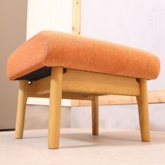 老舗家具メーカーHAMAMOTO(浜本工芸)のNo.4300 オーク材 スツールです。落ち着いた色合いが上品な印象のオットマン。小ぶりなサイズは寝室やエントランスなどにもおススメです♪の画像