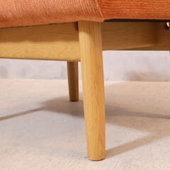 老舗家具メーカーHAMAMOTO(浜本工芸)のNo.4300 オーク材 スツールです。落ち着いた色合いが上品な印象のオットマン。小ぶりなサイズは寝室やエントランスなどにもおススメです♪の画像