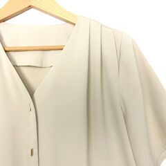 【おみせっち】SISVEIL とろみ半袖ブラウス 金ボタン 38(Mサイズ) ベージュ シスベイル レディースの画像