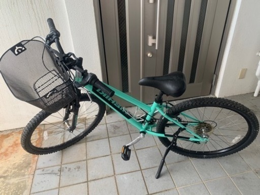 26インチ自転車！ヘルメット、ボトルホルダー、取り外し可能カゴ付き