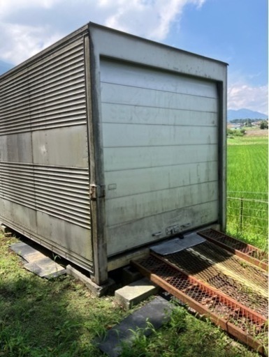 アルミコンテナ4トン車に乗ってる大きさです