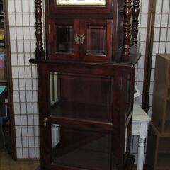 ⭐期間限定の特別値下げ⭐R435 民芸家具 レトロ天然木 時計付き キュリオケース 飾り棚 柱時計 大型置時計 ガラス キャビネット  Used・キレイの画像