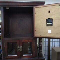 ⭐期間限定の特別値下げ⭐R435 民芸家具 レトロ天然木 時計付き キュリオケース 飾り棚 柱時計 大型置時計 ガラス キャビネット  Used・キレイの画像