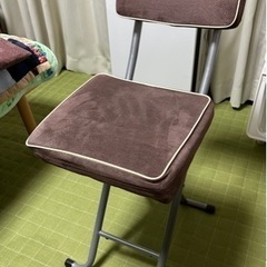 折りたたみの椅子