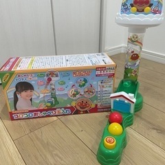 アンパンマンのコロコロおしゃべり玉入れ