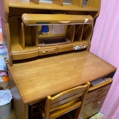 美品の学習机を無料。学習机 コクヨ製 1998年購入です、程度は綺麗ですの画像