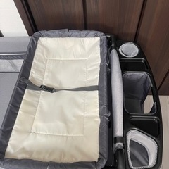 ベビーベッド（オムツ替え代、小物ケース付き）の画像