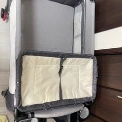 ベビーベッド（オムツ替え代、小物ケース付き）の画像