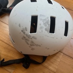 スケボーや自転車に子供用ヘルメットとプロテクター
の画像