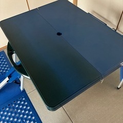 折り畳みテーブルとイス　食器セットの画像