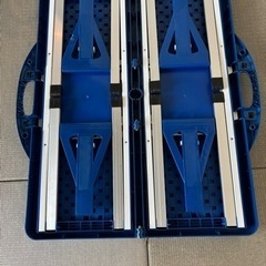 折り畳みテーブルとイス　食器セットの画像