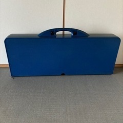 折り畳みテーブルとイス　食器セットの画像