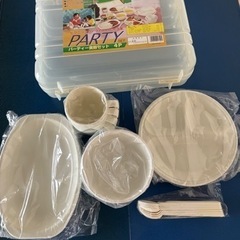 折り畳みテーブルとイス　食器セットの画像