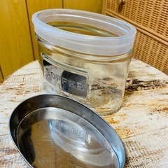 値下げ❗️★ガラスの容器★金属のラベルがついてます^ ^の画像
