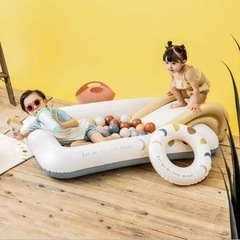 すべり台付きプールの画像
