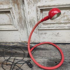 売切り価格です おしゃれなヴァレンティ ルーチェ　アンティーク ヘビランプ　ミッドセンチュリー 自在ランプ　赤　デザイナーの画像