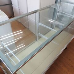 ♪美品 ガラス ショーケース 横型 150cm 背面扉 飾り棚 店舗 業務用 札幌♪ ♪美品 ガラス ショーケース 横型 150cm 背面扉 飾り棚 店舗
