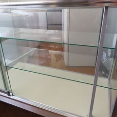 ♪美品 ガラス ショーケース 横型 150cm 背面扉 飾り棚 店舗 業務用 札幌♪ ♪美品 ガラス ショーケース 横型 150cm 背面扉 飾り棚 店舗