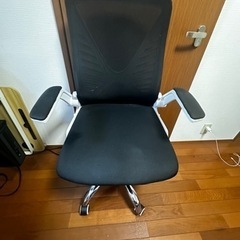 白いオフィスチェアの画像