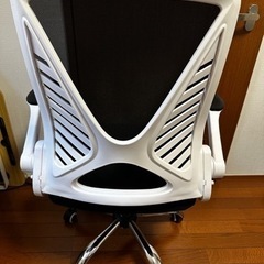 白いオフィスチェアの画像
