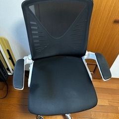 白いオフィスチェア