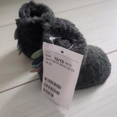 新品タグ付 ファーストシューズ H＆M 8cm 恐竜みたいな靴、ぬくぬくと履き心地のよいルームシューズ。滑り止めが付いたソフトソール、サンダル、シューズ、スニーカー、ファーストシューズなど、男女兼用 、複数点の投稿予定です。プロフィール一読くださいませの画像