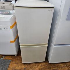 【リサイクルショップどりーむ鹿大前店】No.10386　シャープ　2ドア冷蔵庫　2014年製　全体容量137L　1～2暮らしに最適なサイズです♪